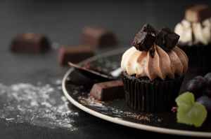 shallow focus photography of chocolate cupcakes